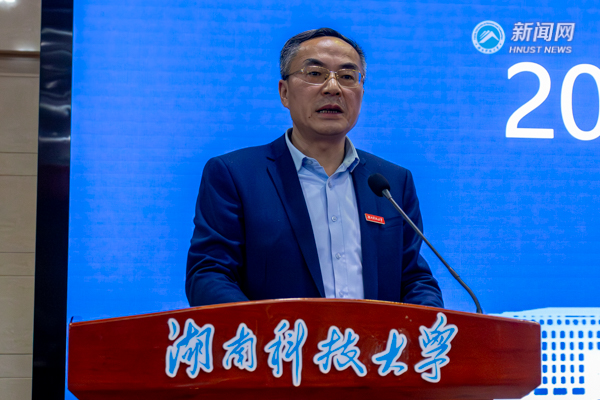 c1bdd93ca367420abaf63c0a9480832a.jpg 张斌豪-3廖湘岳副校长.jpg